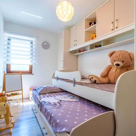 Three-bedroom In Svetvinčenat