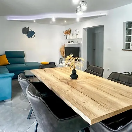 Three-bedroom In 公寓 *