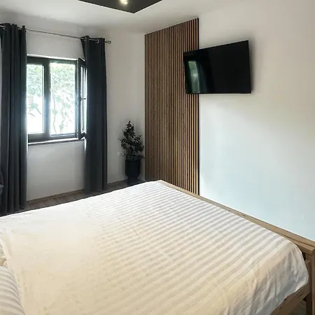 Three-bedroom In 公寓 *